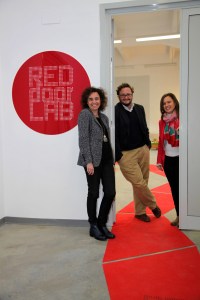 Ana Puerto, Fran Flórez y Raquel Gallego (socios/as de REDdoorLAB) a las puertas de su laboratorio.