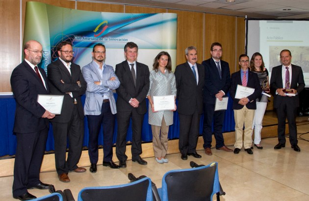 Entrega de los diplomas a los nuevos socios y Premios Socio Innovador del Año del CAI con las autoridades